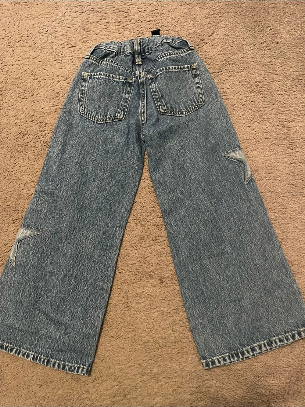 Girls size 6 Old Navy Washed Blue Wide-Leg Jeans with Star Patches Like new